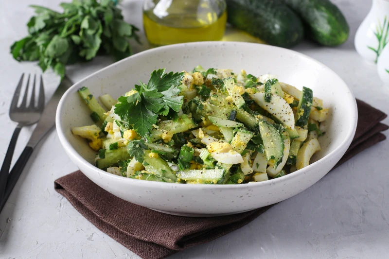 Healthy Clean Eating Salad – Pre-Wedding Nutrition Fresh cucumber and egg salad with herbs and olive oil for a clean pre-wedding diet