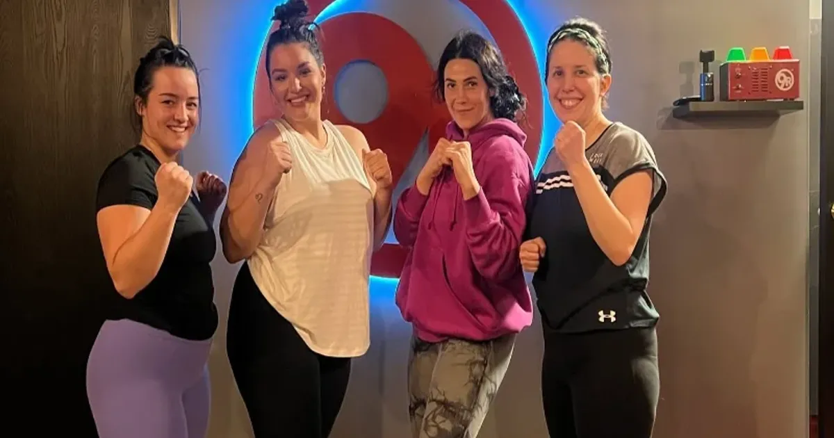 9Round Northville MI members posing together after a kickboxing fitness workout