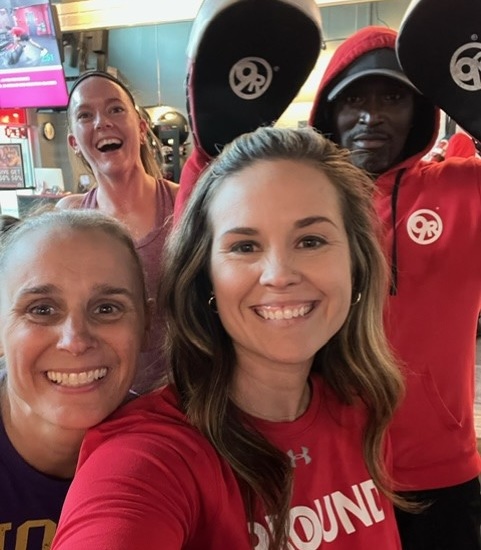 9Round owner takes a selfie with her team and members” 
     style=